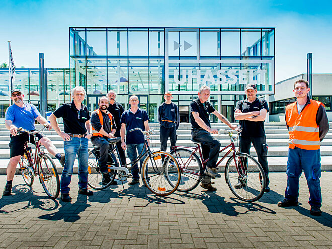 Fietsenherstellers op fietsen voor gebouw van Universiteit Hasselt